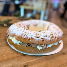 Cargar imagen en el visor de la galería, Roscón de Reyes Mixto: Nata y Trufa con Almendra Fontisi