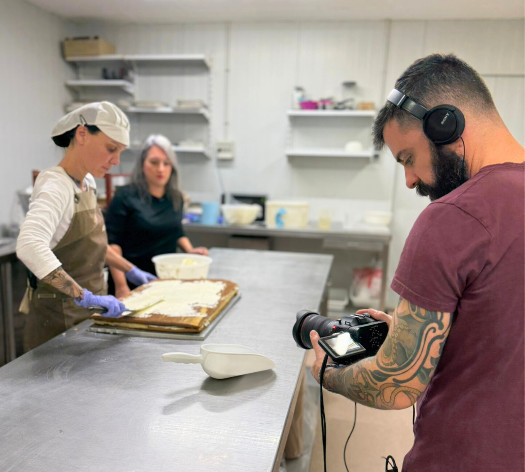 TV de Badalona nos entrevista y graba la receta de nuestra famosa Tarta Fontisi