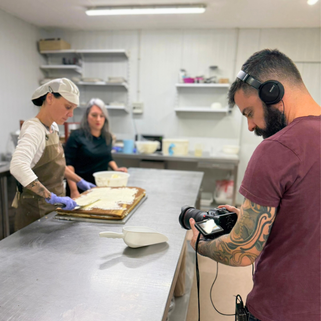 TV de Badalona nos entrevista y graba la receta de nuestra famosa Tarta Fontisi
