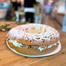 Cargar imagen en el visor de la galería, Roscón Mixto: Nata y Trufa con Almendra
