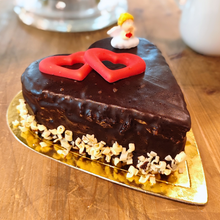 Cargar imagen en el visor de la galería, Tarta Nata Cobertura Chocolate San Valentín Fontisi
